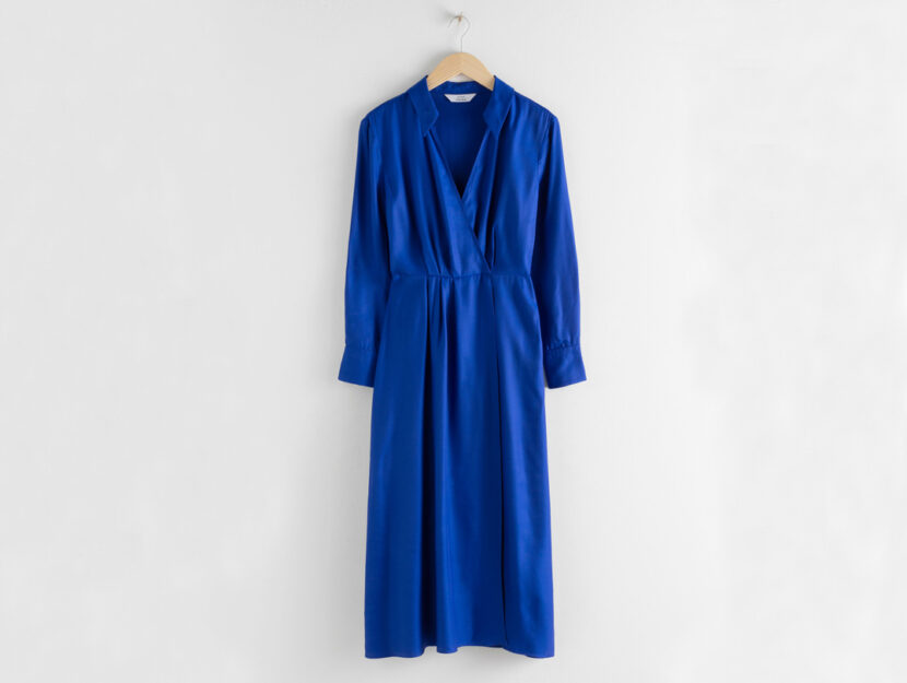 <p>Abito midi Pantone Classic Blue con scollo a V (& OTHER STORIES)</p>